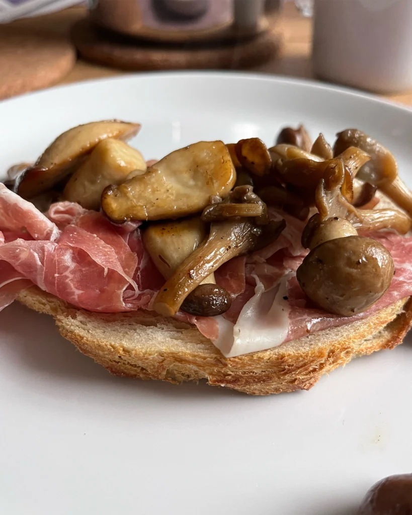 Broodje prosciutto met gebakken oesterzwam