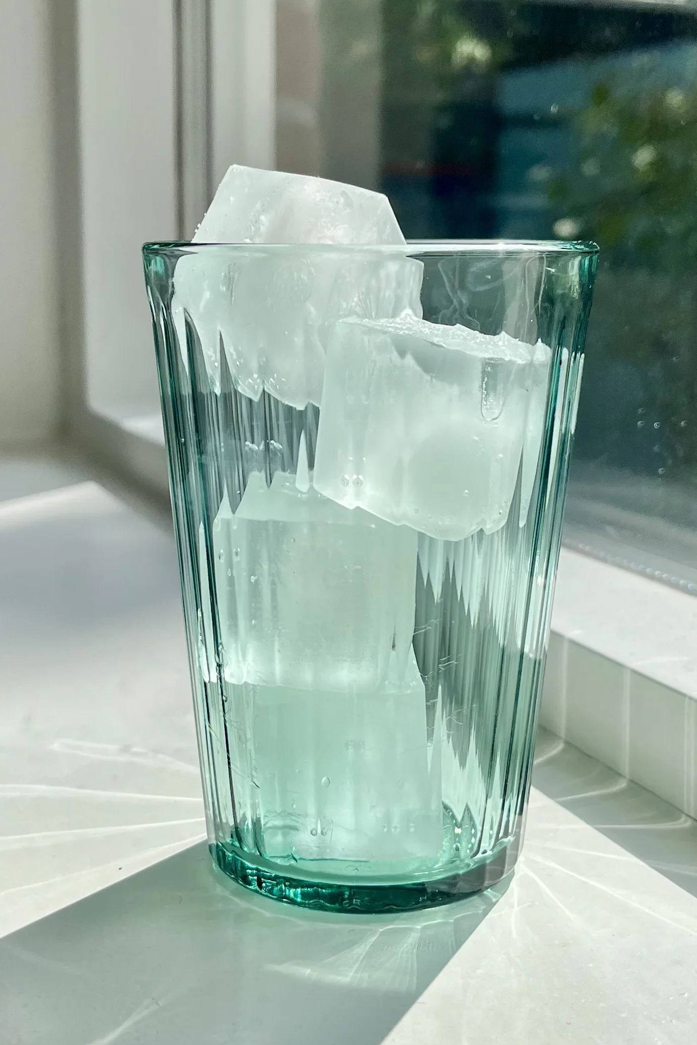 Glas met ijsblokjes voor de gezonde ijskoffie