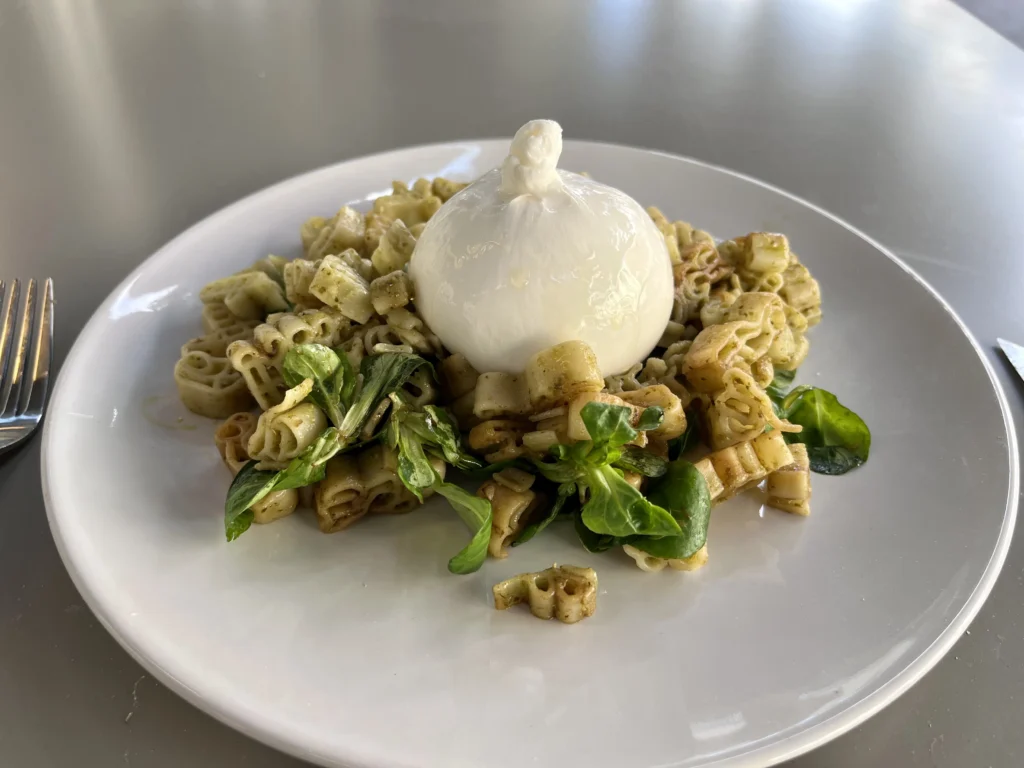 Pasta Pesto Vegetarisch en met burrata en veldsla. 