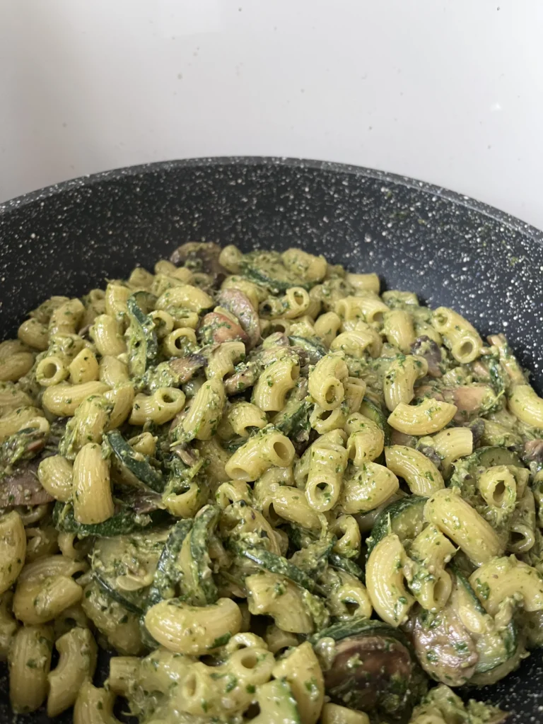 Pasta Pesto vega in pan met champignon