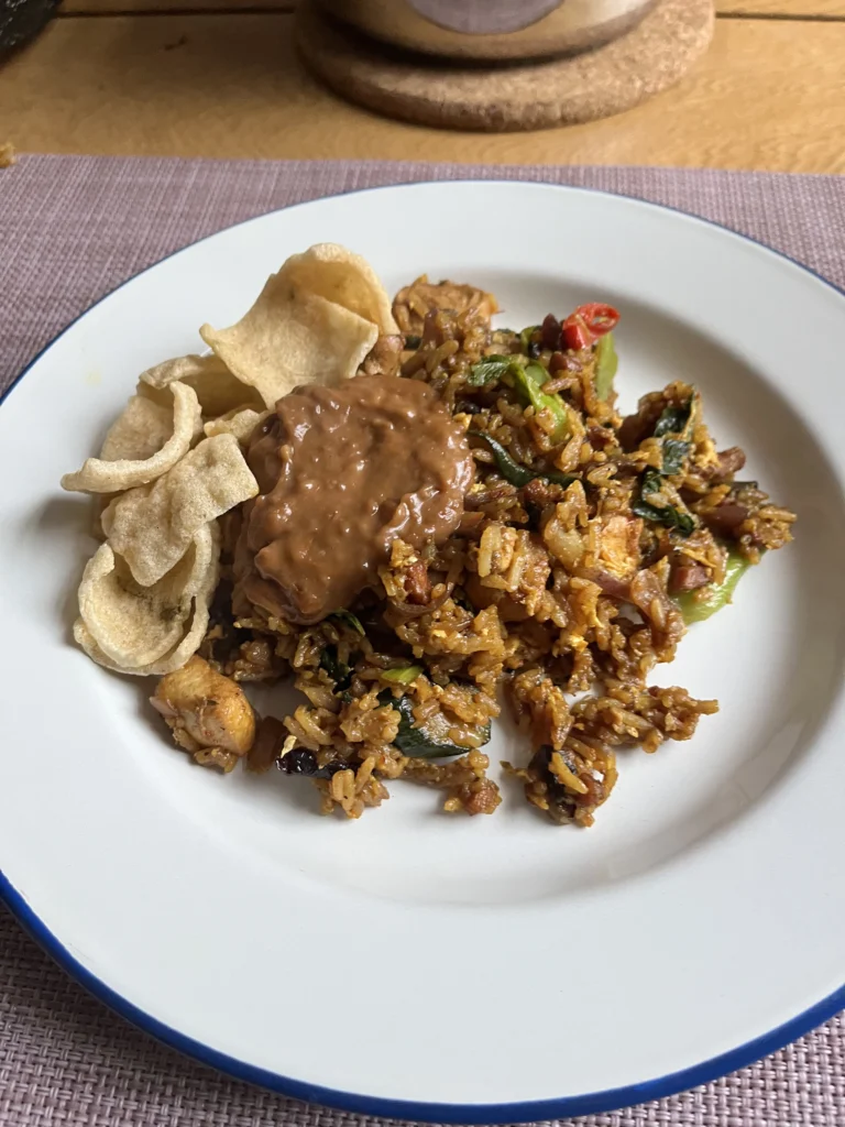 Nasi goreng met kroepoek 