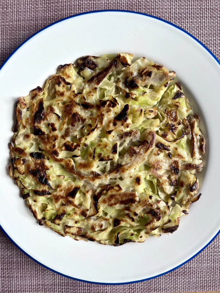 Okonomiyaki op bord zonder saus