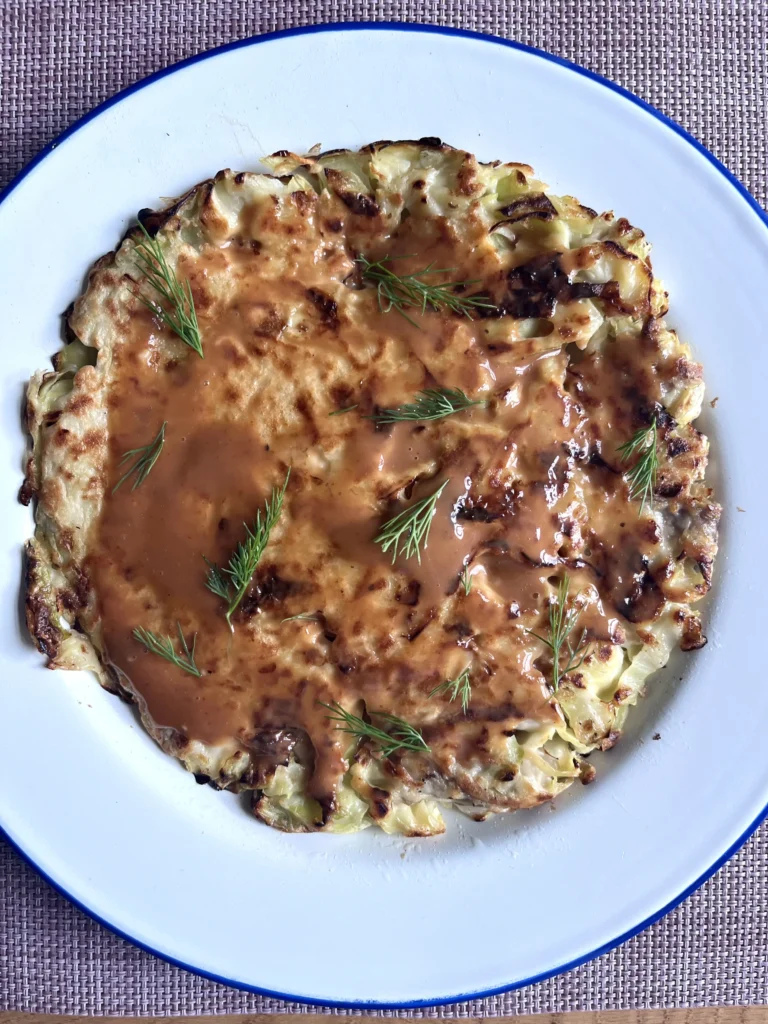 Okonomiyaki met saus en dille