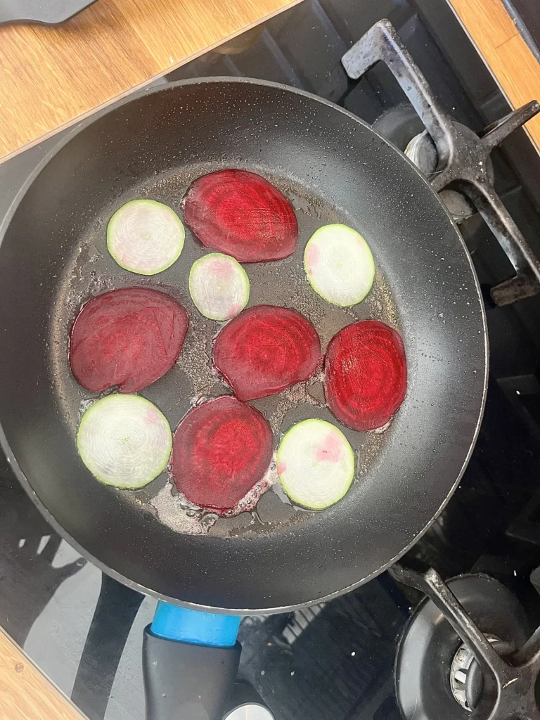 courgette en bieten in pan 