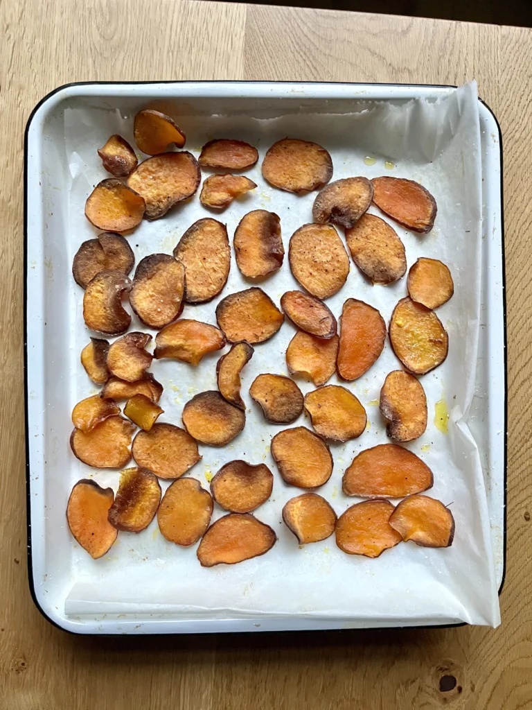 Zoete aardappel Chips op bakplaat