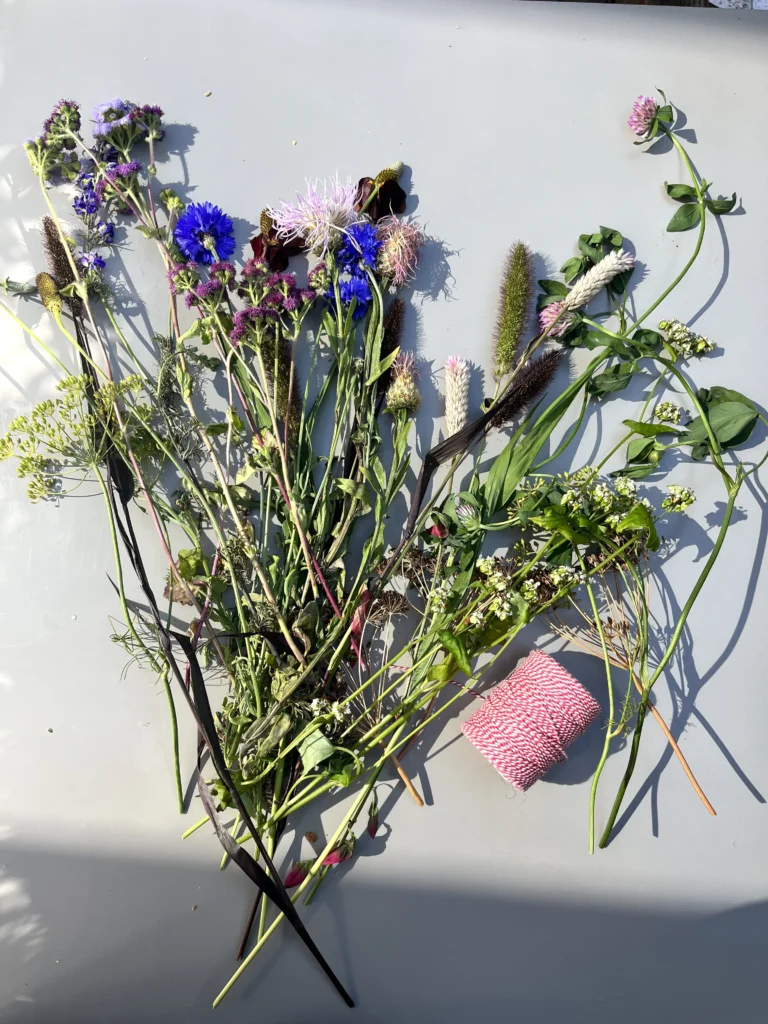 Bloemen sorteren met touw op tafel