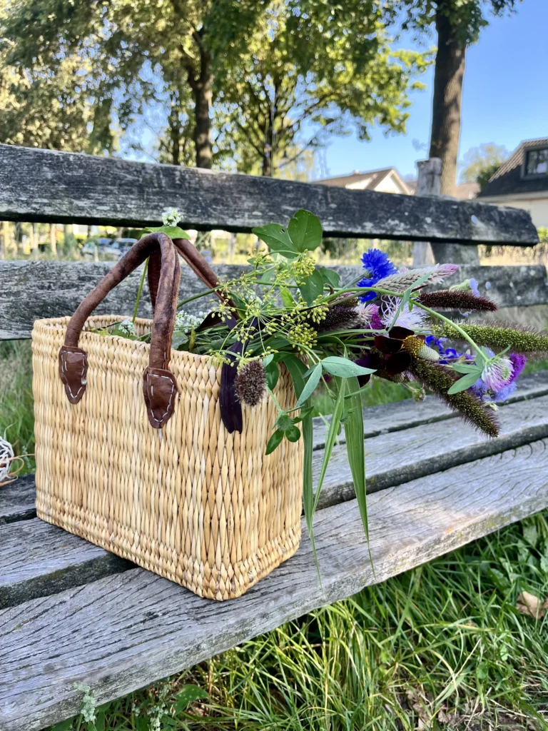 De Bloemen om te drogen meenemen naar huis in mand