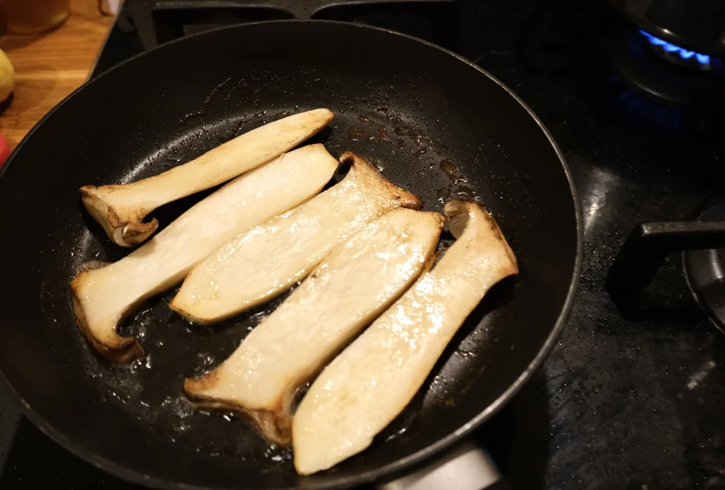 Koningsoesterzwam bakken in pan