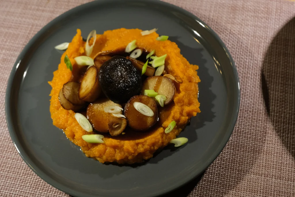 Koningsoesterzwam met zoete aardappelpuree en teriyakisaus