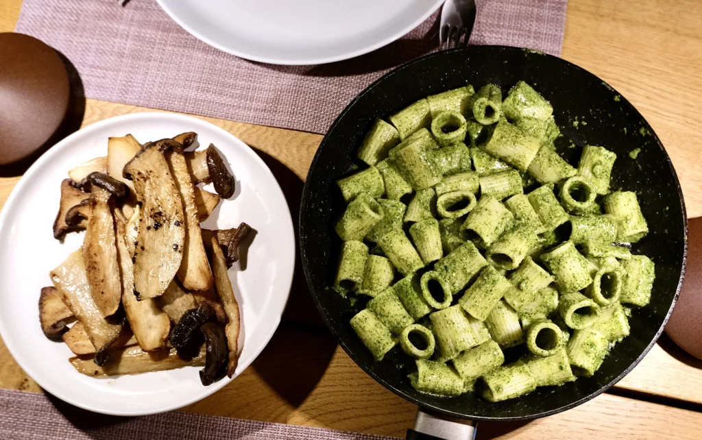 Pasta pesto en gebakken koningsoesterzwam