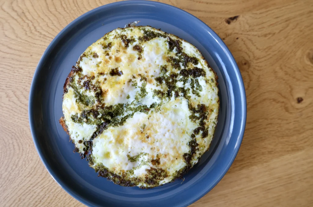 Pesto eggs doorbakken