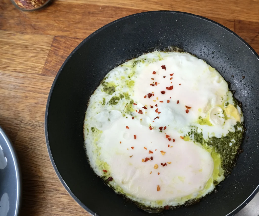 Pesto eieren in pan