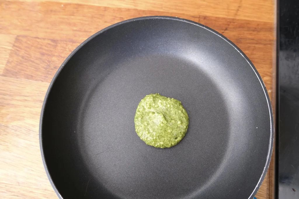 1 el Pesto in zwarte pan