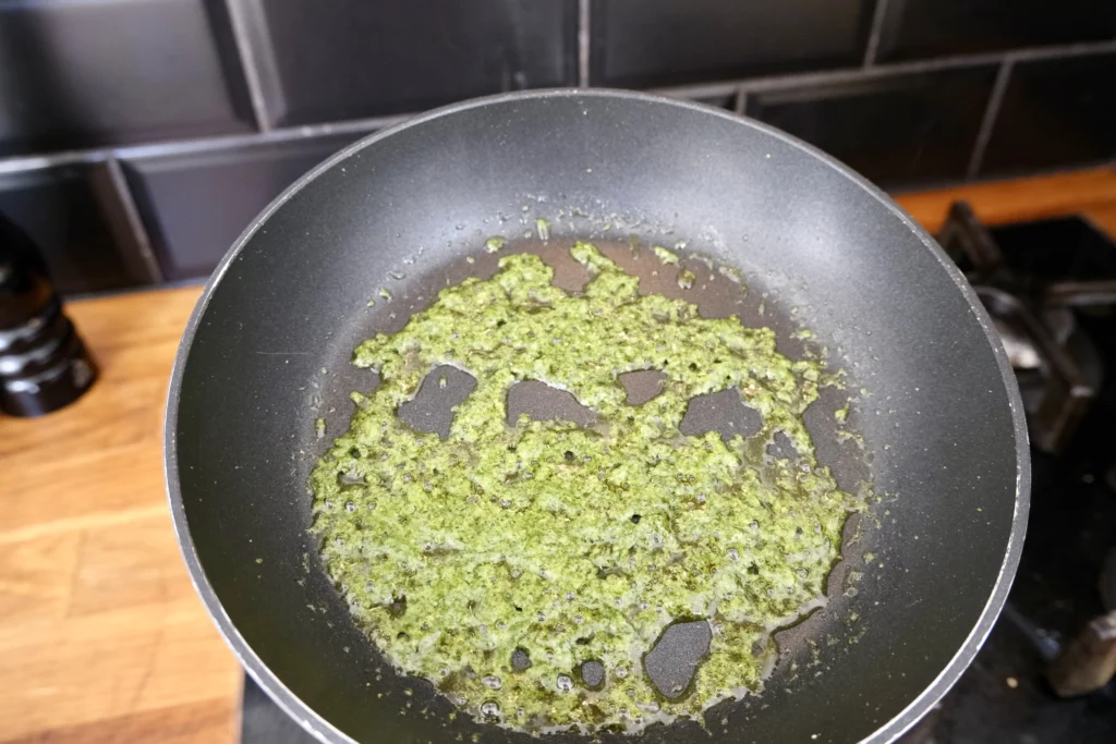 pesto in pan gesmolten 