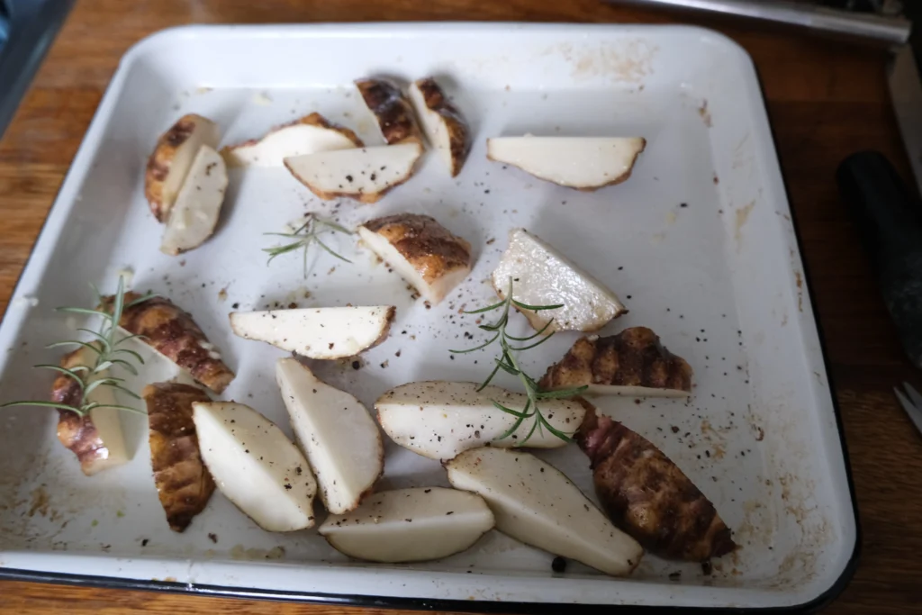 Aardperen in kwartjes gesneden