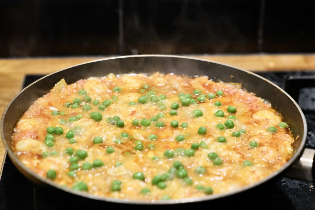 Paella aan het koken in de pan