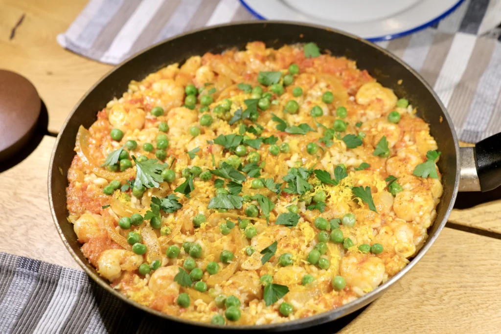 Paella recept met erwten en peterselie en gambas