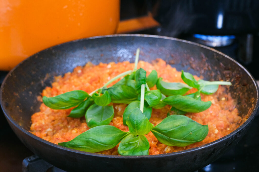 Basilicum op tomatensaus