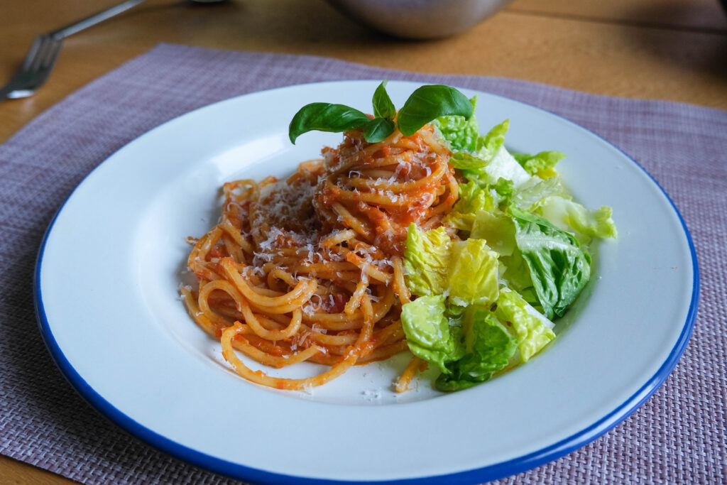 spaghetti met sla in tomatensaus