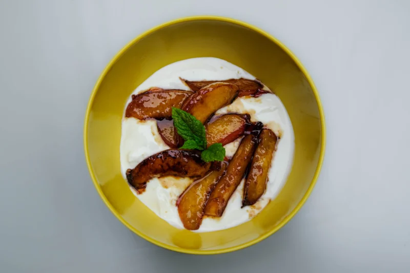 Yoghurt met Gekarameliseerde Nectarines en Munt